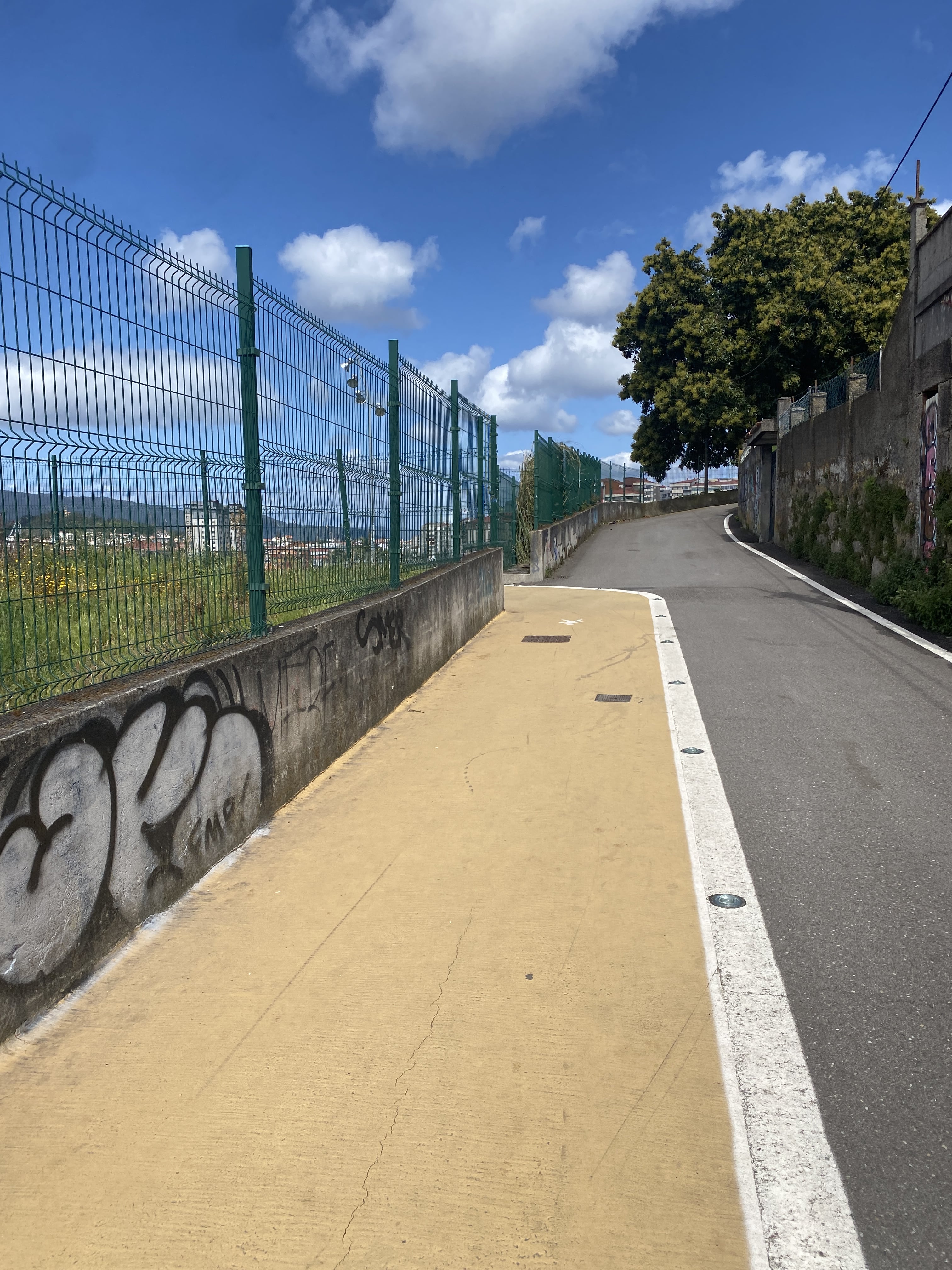 Carril bici en la entrada a la senda verde min