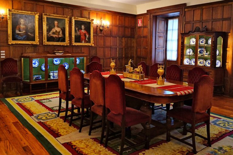 comedor del museo quinones de Leon con exposicion de vajilla 1 768x512